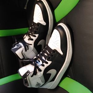 Air Jordan Mid shoes